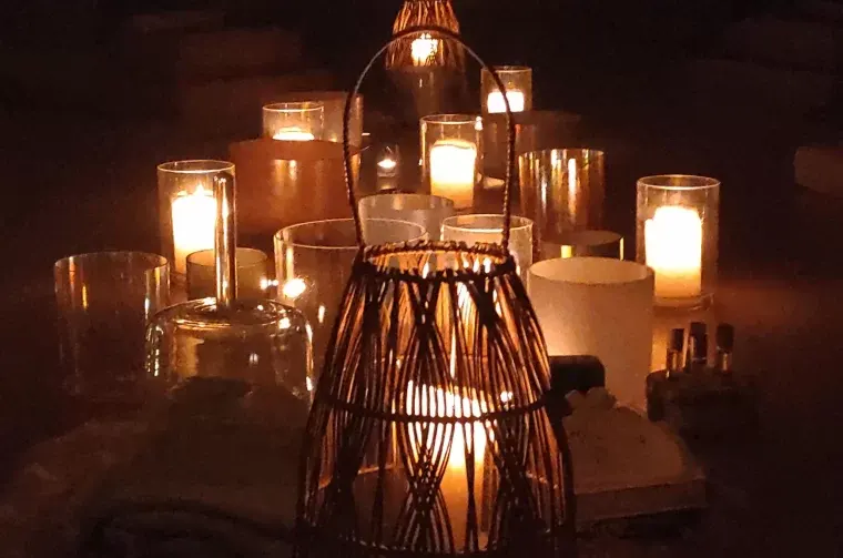 Yin Candlelit